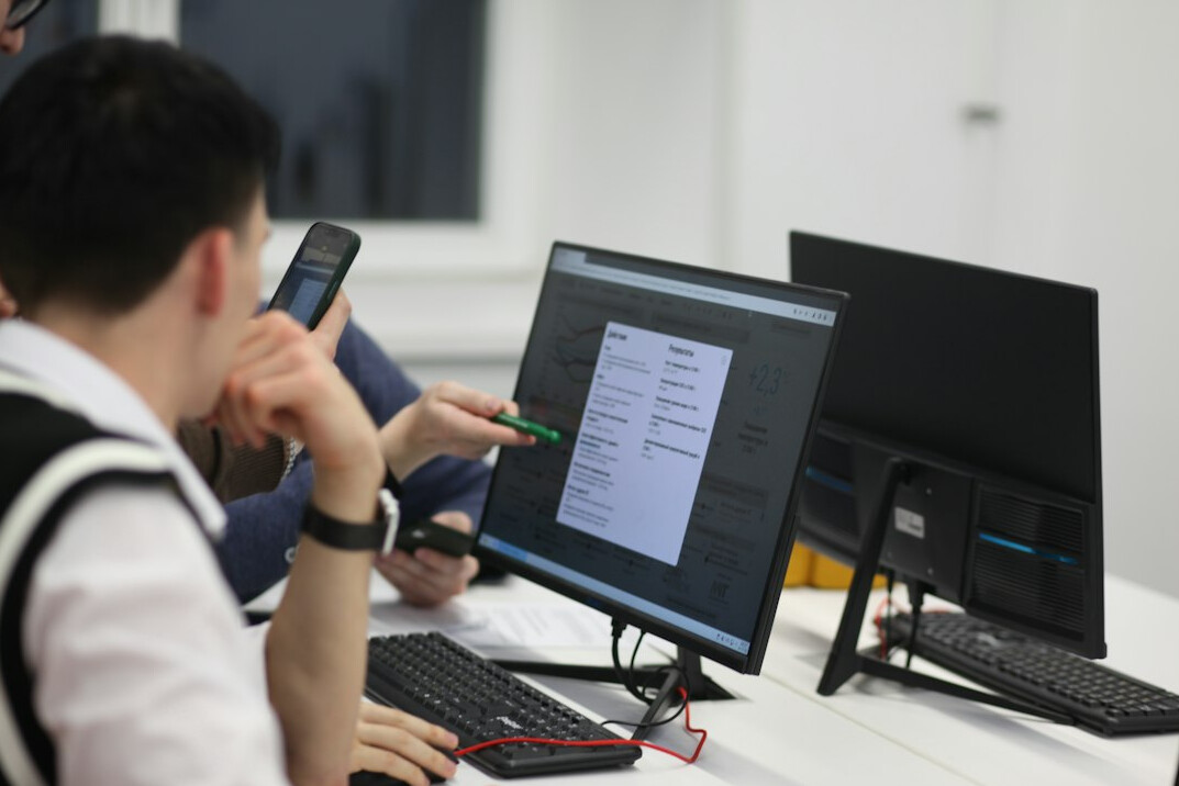 students in it classroom learning